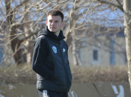 Футболист из Льгова Евгений Борисов подписал первый профессиональный контракт и уже в 23 марта дебютирует во второй Лиге за «Нарт-Черкесск»
